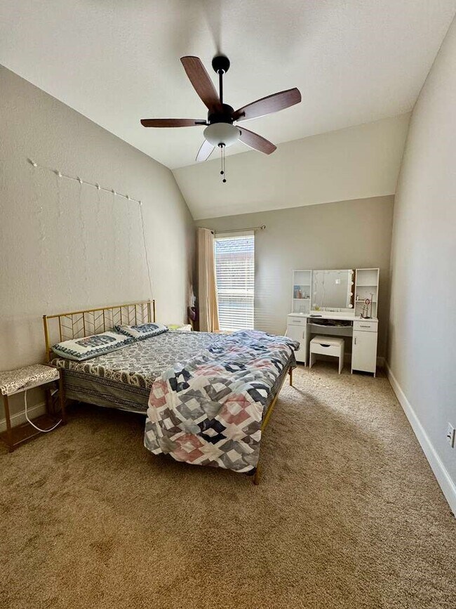 Building Photo - 18614 Town Bluff Dr