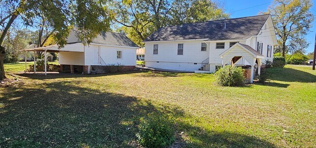 Building Photo - Lovely in Milner