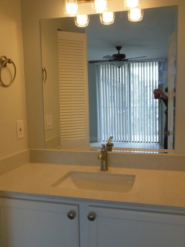 Building Photo - ONE BEDROOM ONE BATHROOM!! Waterfront Comm...