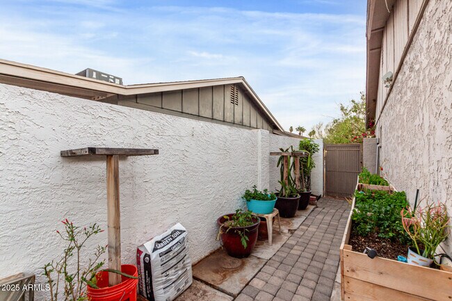 Building Photo - 2744 E Windrose Dr