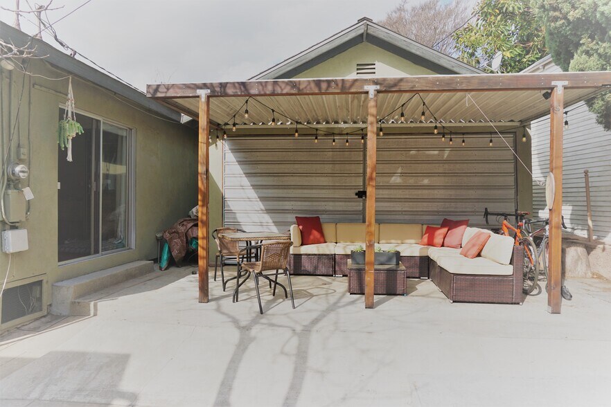 Private patio - 3829 Glenfeliz Boulevard