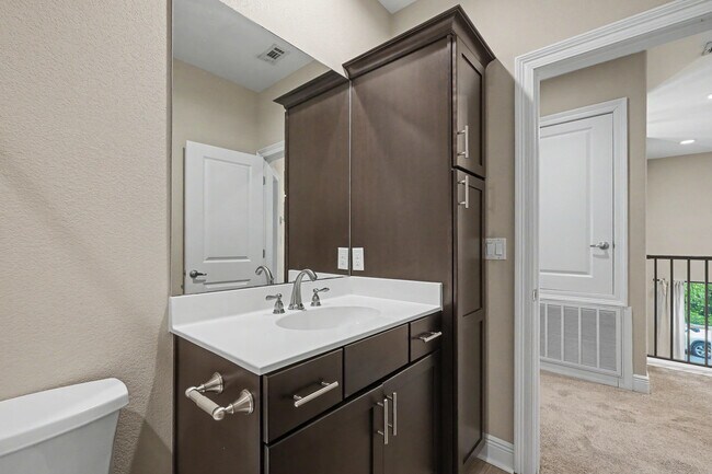 Building Photo - 490 Soundview Ct
