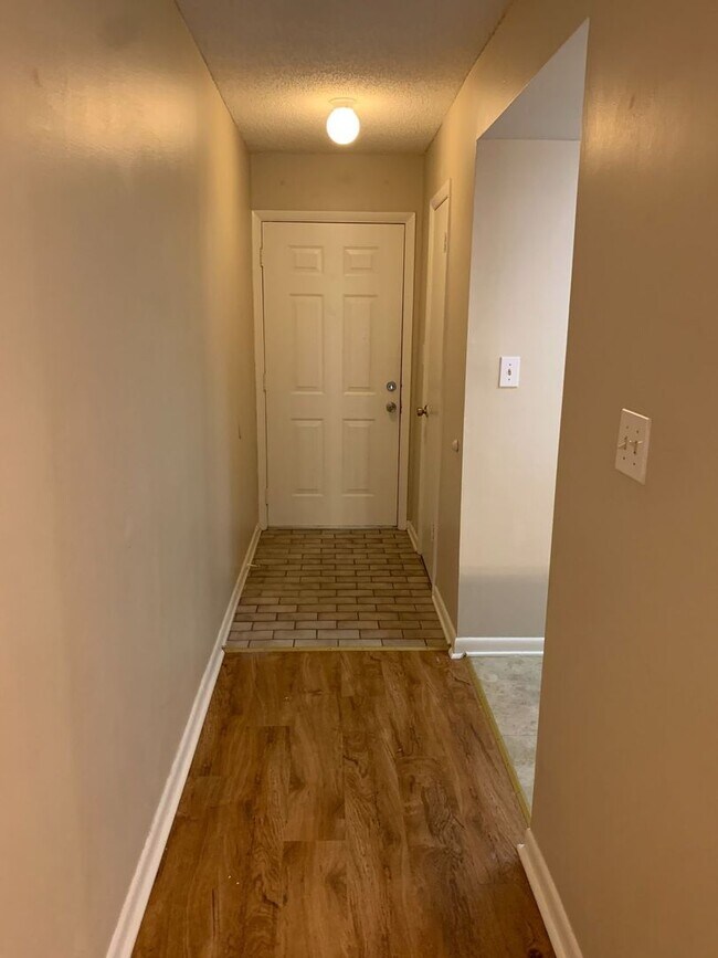 Building Photo - End unit in Tiffany, Look! SubLease