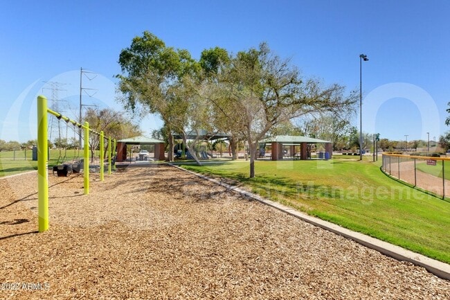 Building Photo - 1092 W Vaughn Ave