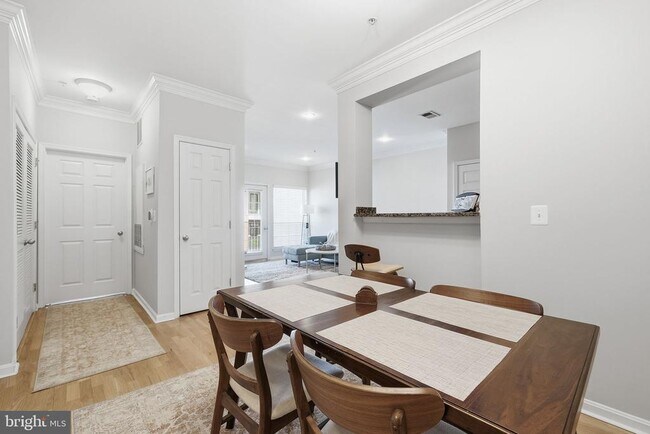 Building Photo - 4852 Eisenhower Ave