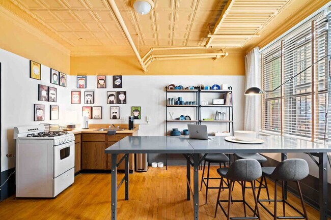 Building Photo - 3536 N Racine Ave