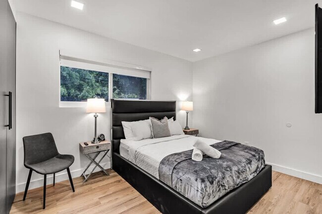 Building Photo - 17621 NE 7th Ave