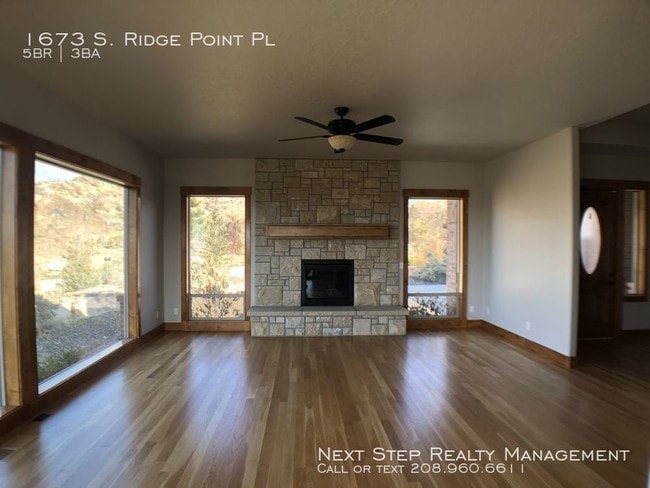 Building Photo - 5 bed 3 bath - Right Next to Table Rock