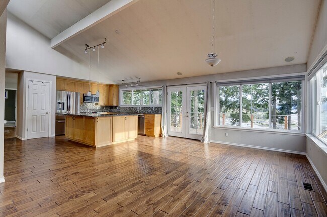 Building Photo - 3 Bed 2.5 Bath Home with a View!