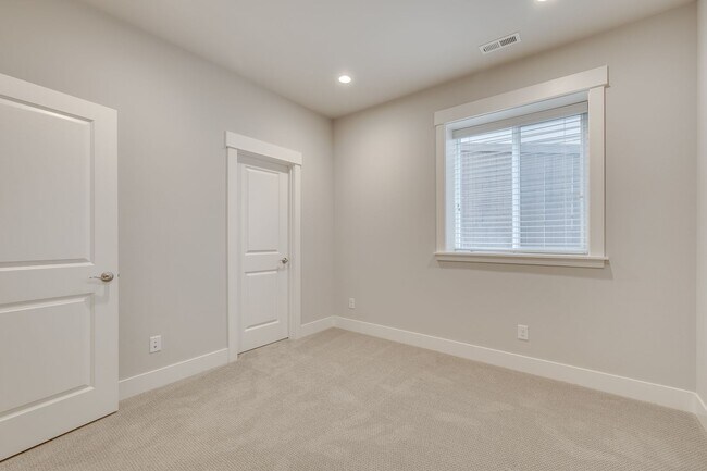 Building Photo - Beautiful 4 bedroom home in Canterbury Par...