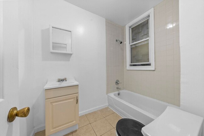 Building Photo - 146 Bowers St