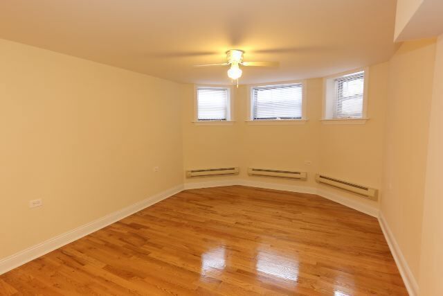 Building Photo - 1130 W Oakdale Ave