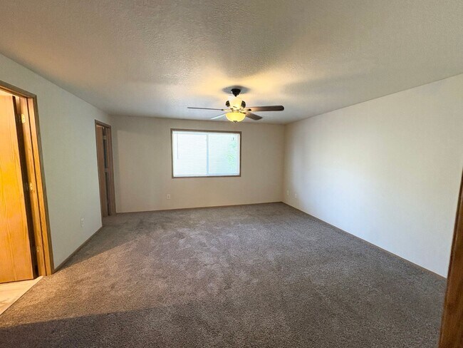 Building Photo - Spacious 3 bed 2.5 Bath Townhome in Cascad...