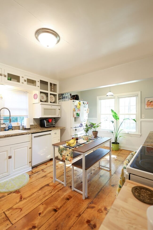 Building Photo - Beautifully Updated 4 bed house w/ fully f...