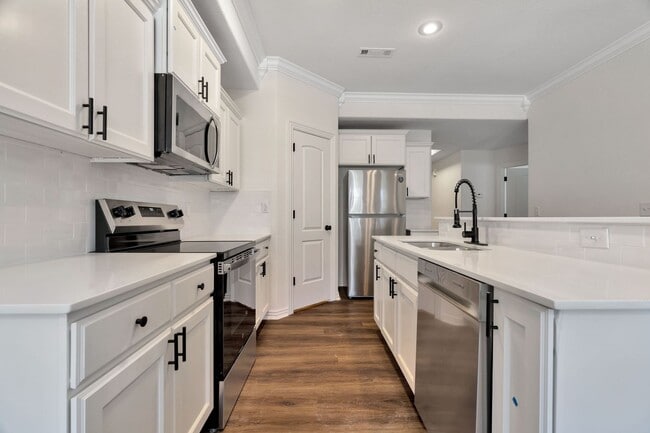 Building Photo - 4 Bed 3 Bath Townhome located close to University!
