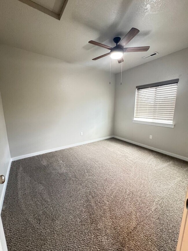 Building Photo - New on Market! Close to Freeway and Shopping!