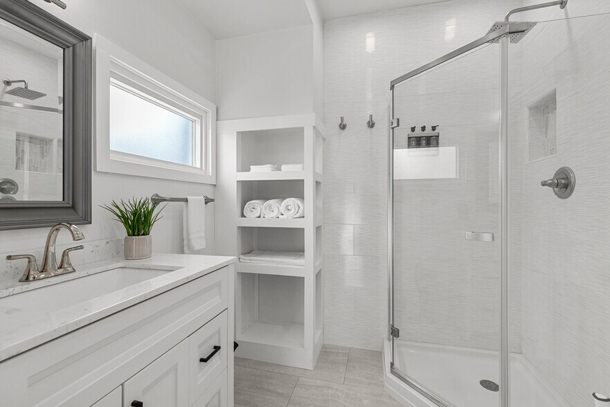 Building Photo - 324 E Commercial St