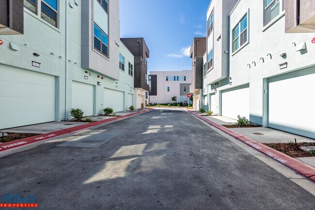 Building Photo - Newly Built Condo | Open Floor Plan | E.V. Outlet