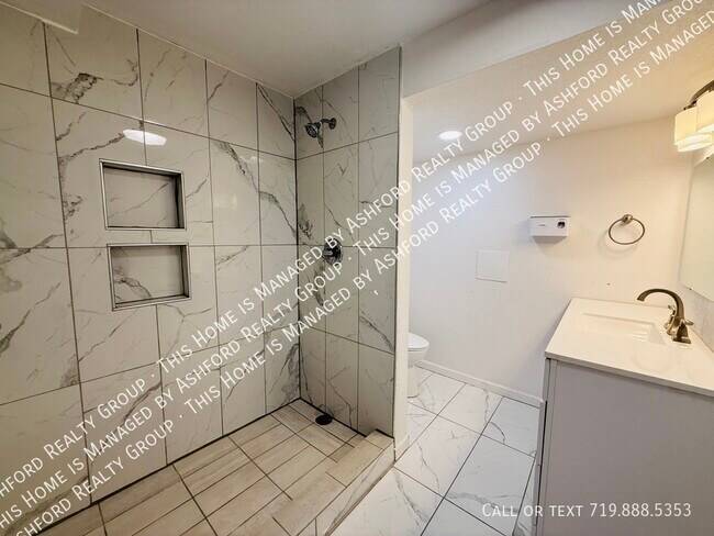 Building Photo - 303 Quebec St