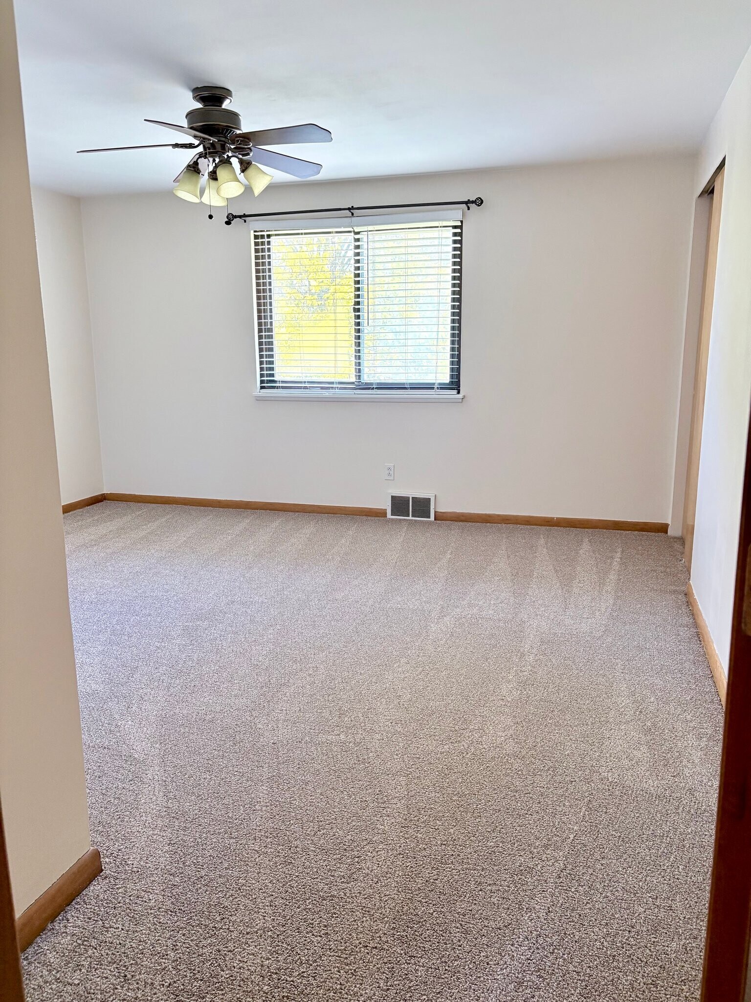 Building Photo - 231 Greenmeadow Dr