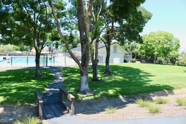 Building Photo - SOLAR POWERED 3 Bedroom 2 bath with large ...