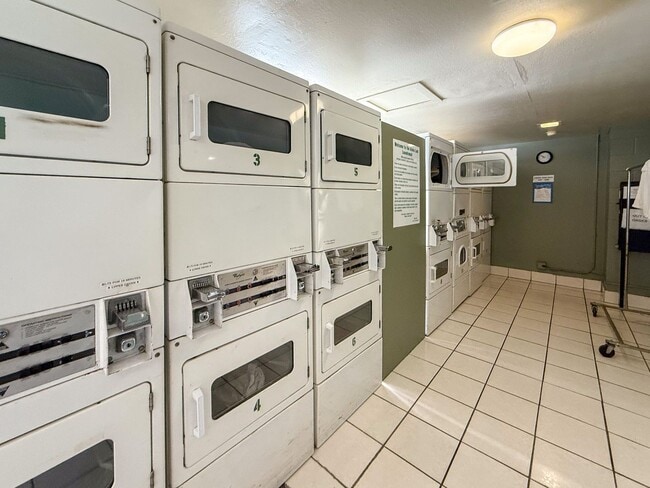 Building Photo - Beautiful High-Floor 1 Bedroom in Waikiki with Parking