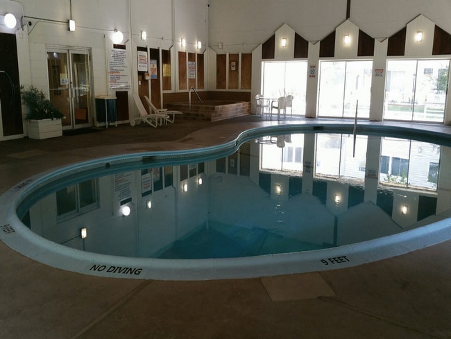 Building Photo - Updated 2bd/1ba Condo w/ Pool & Heated Par...