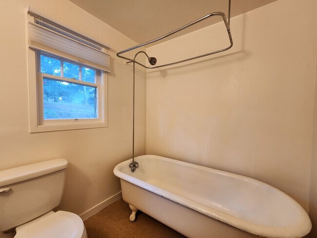 Building Photo - 7251 Maple Ave