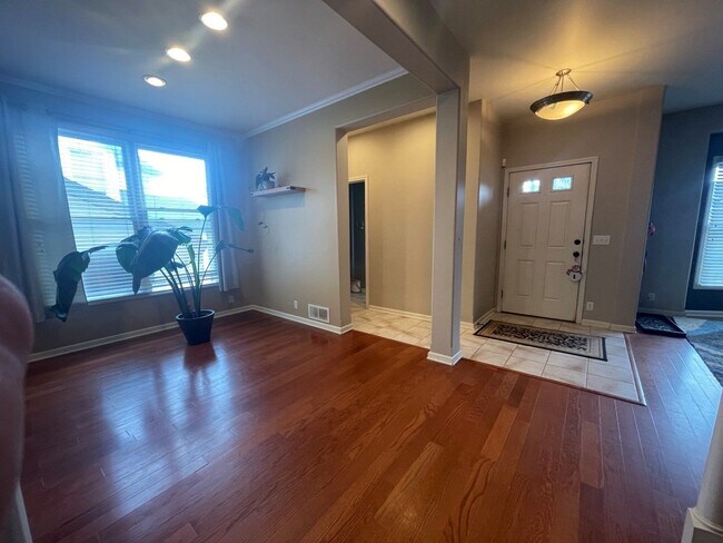 Building Photo - Bellevue Home For Rent!