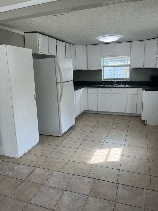 Building Photo - Move-In Ready 1BR/1BA Duplex with Modern Updates in Prime Zephyrhills Location!