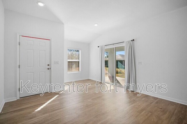 Building Photo - 341 Reeves St