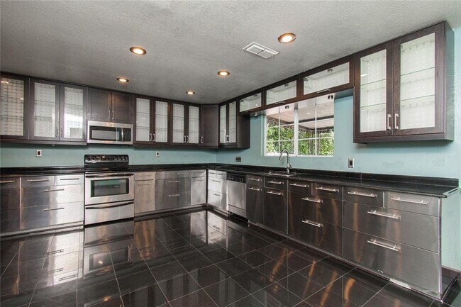 Building Photo - 2524 Berkett Dr