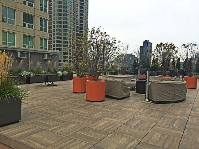 Building Photo - River North High Rise 1b/1b with Fantastic...