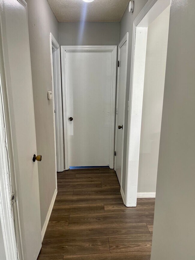 Building Photo - Fresh & Updated 1/2 Duplex