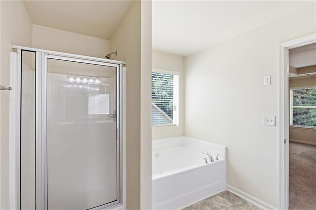 Building Photo - 906 Donington Cir SE