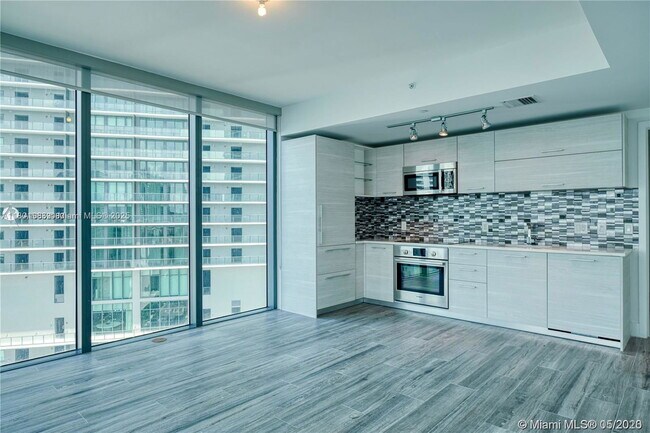 Building Photo - 650 NE 32nd St