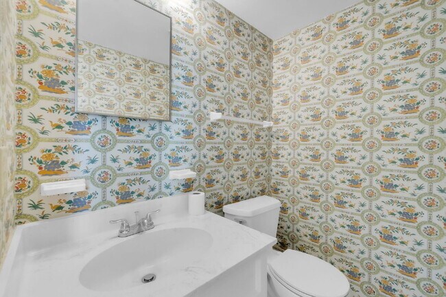 Building Photo - 2nd MONTH RENTS FREE WEHN YOU SIGN A 2 YEAR LEASE......Stylish 3BR / 2.5BA Condo in Wedgewood Townes