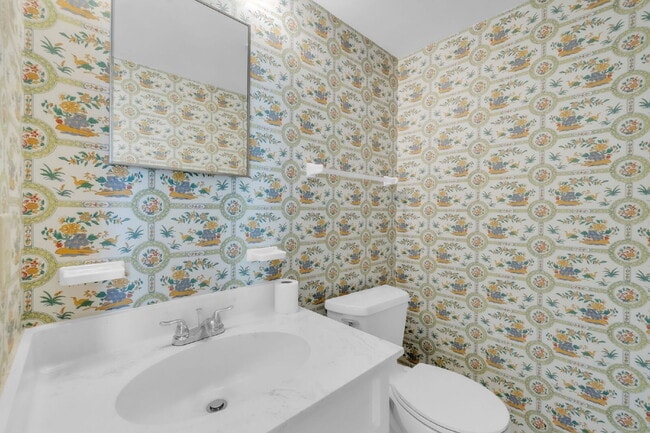 Building Photo - Stylish 3BR / 2.5BA Condo in Wedgewood Townes