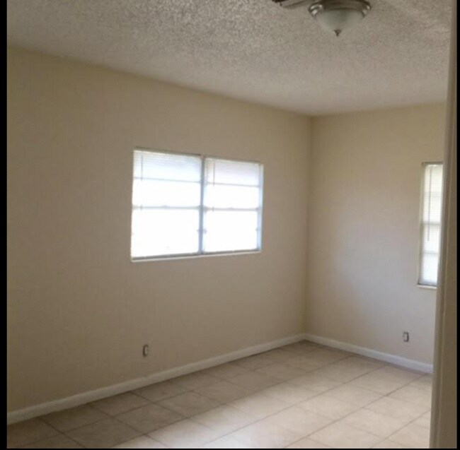 Building Photo - 3 Bedroom 1.5 Bathroom Home For Rent - Close to Downtown St Petersburg