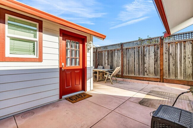 Building Photo - Experience residential luxury living only 2 blocks from the heart of downtown Livermore!!