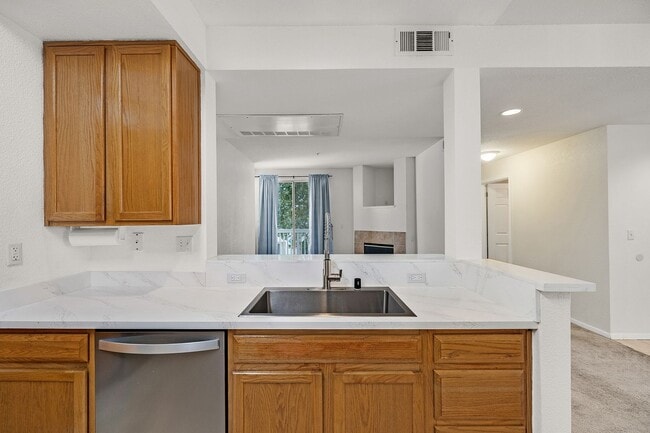 Building Photo - Spacious, Open-Concept 2/2 Condo SSF