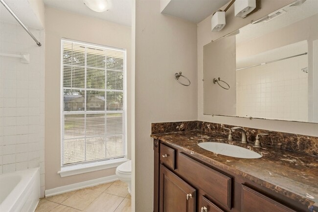 Building Photo - 810 Sunnybrook Ln