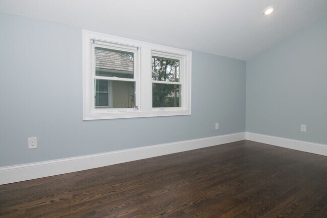 Building Photo - No Brokers Fee. InUnit Washer/Dryer, centr...