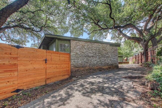 Building Photo - 3317 S Oak Dr