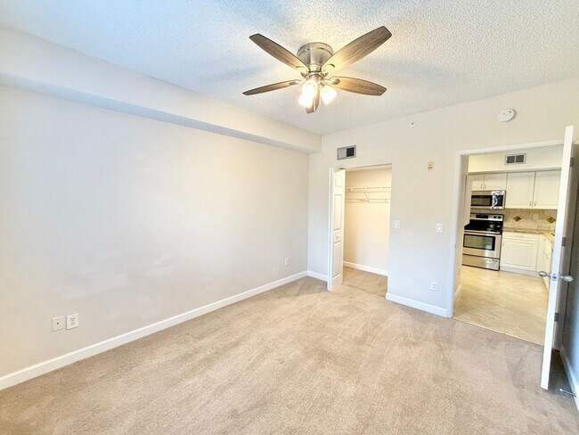 Building Photo - ** NAPOLI ** 2 BED / 1 BATH - CONDO - GREA...