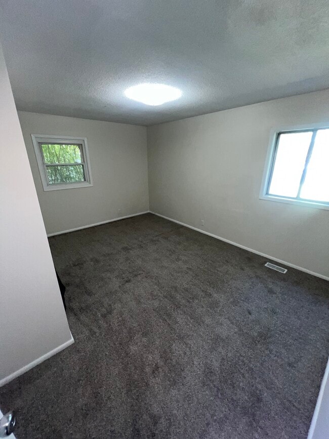 Building Photo - 923 Hillside Dr