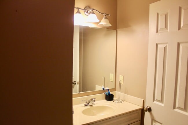 Building Photo - Large Townhome with a garage for rent! Lar...
