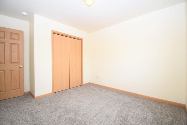Building Photo - Townhouse style 2bed 1.5bath with attached...