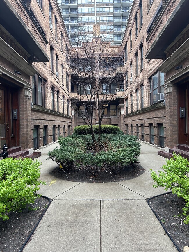 Outdoor Courtyard - 2743 N Hampden Ct