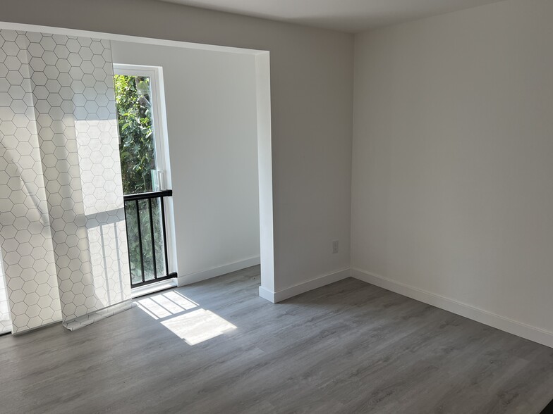 Building Photo - 1027 Sturgus Ave S